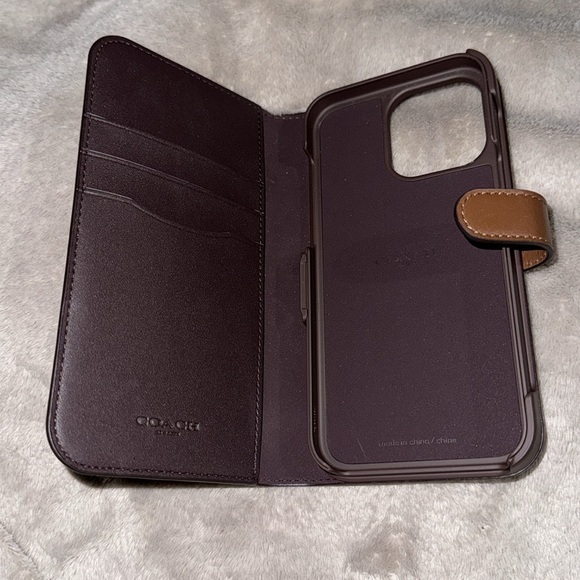 Iphone 15 Pro Max Folio In Signature Canvas - Picture 2 of 9
